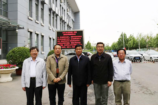 孙进院长与天津职业大lewin乐玩长刘斌（左二）、原校长董刚（右二）等校领导合影