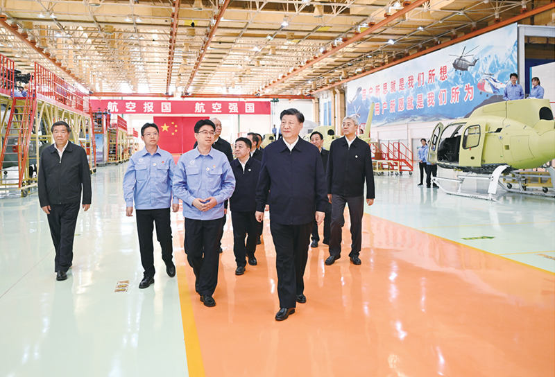 2023年10月10日至13日，中共中央总书记、国家主席、中央军委主席习近平在江西考察。这是11日上午，习近平在景德镇市昌河飞机工业（集团）有限公司考察。 新华社记者 燕雁/摄