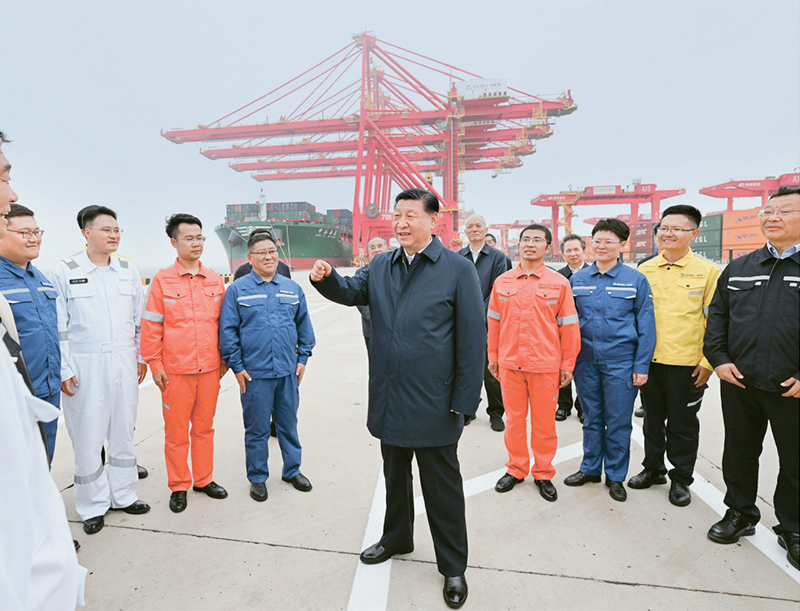 2024年5月22日至24日，中共中央总书记、国家主席、中央军委主席习近平在山东考察。这是22日下午，习近平在日照港亲切慰问港口科技工作者、运营人员、航运人员。 新华社记者 谢环驰/摄