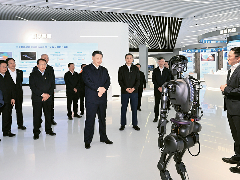 2023年11月28日至12月2日，中共中央总书记、国家主席、中央军委主席习近平在上海考察。这是11月28日下午，习近平在浦东新区张江科学城参观上海科技创新成果展。 新华社记者 谢环驰/摄