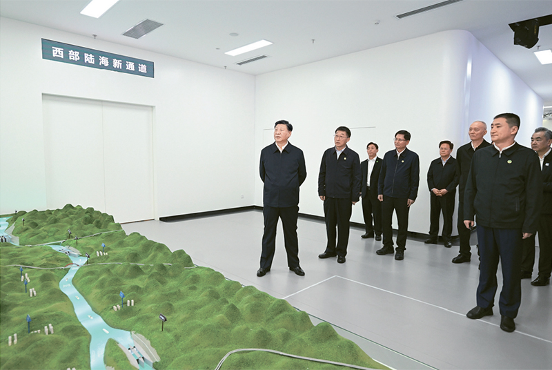 2023年12月14日至15日，中共中央总书记、国家主席、中央军委主席习近平在广西考察。这是14日上午，习近平在南宁市考察中国—东盟信息港股份有限公司，结合平陆运河沙盘听取西部陆海新通道骨干工程建设汇报。 新华社记者 谢环驰/摄
